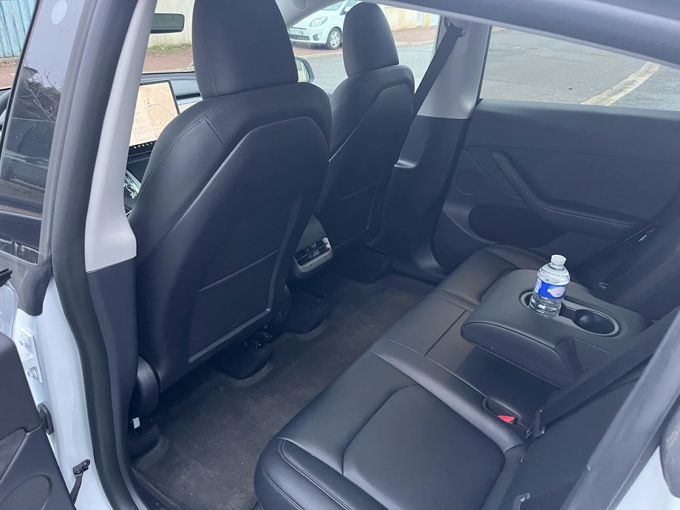 Banquette arrière en cuir noir de la Tesla Model Y d'Elisy Transport