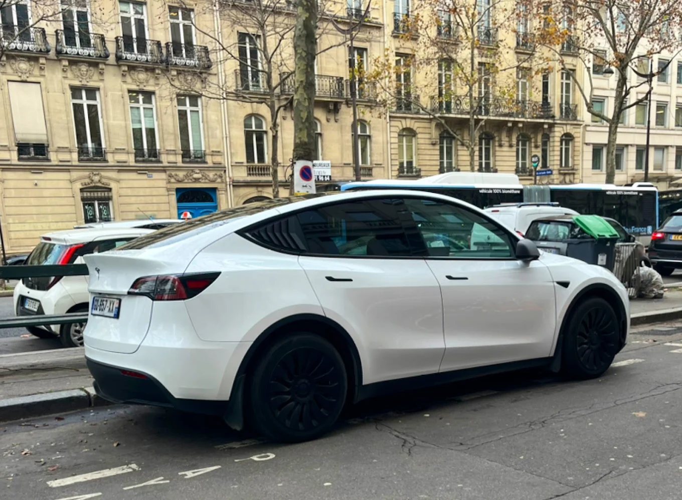 Tesla Model Y blanche — Elisy Transport VTC Meudon